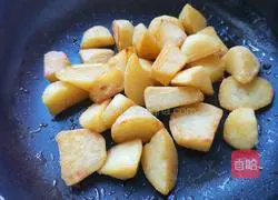 Illustration of how to make salmon sausage and roasted potatoes 9