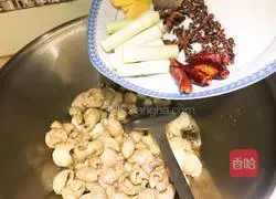 Sichuan Style - Braised Carrot Sausage Recipe Illustration 9