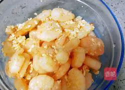 Illustration of how to stir-fry shrimps with colored peppers 13