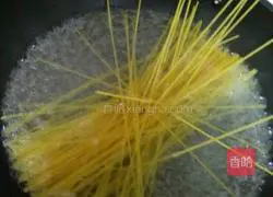 Illustration of how to make beef fried spaghetti 4