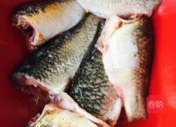 Illustration of how to make crispy crucian carp 1