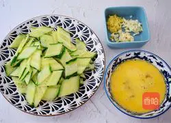 Illustration of how to make fried meat slices with cucumber and eggs 3