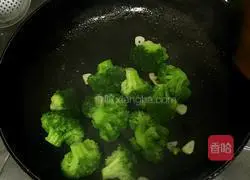 Illustration of how to make fried diced broccoli 6