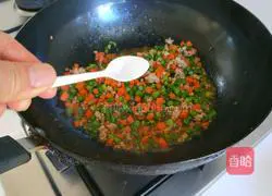 Illustration of how to stir-fry minced meat with carrots, garlic and moss on the 15th day of the first lunar month 9