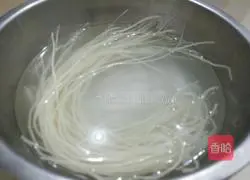 Illustration of how to make sour soup and fat beef noodles 2