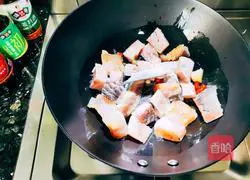 Illustration of how to make salted fish and roasted peanuts 5