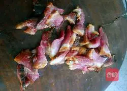 Illustration of how to make fried bacon with garlic sprouts 2