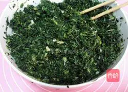 Illustration of how to make thin-crusted shepherd's purse dumplings with large fillings 4