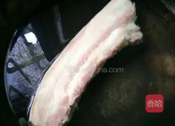 Illustration of how to make twice-cooked pork slices 1