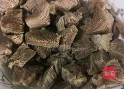 Illustration of how to make beef stew with spring bamboo shoots in casserole 3