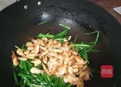 Illustration of how to make stir-fried river shrimp with leeks 10