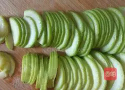 Illustration of how to make fried zucchini with tomato sauce 2