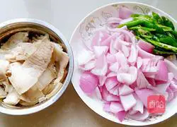 Illustration of how to make twice-cooked pork with onions 1
