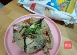 Illustration of how to make dry fried pomfret 8