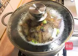 Illustration of how to make steamed bacon with dried beans 11