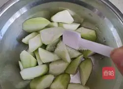 Illustration of how to stir-fry white jade mushrooms with shrimps and loofah 3