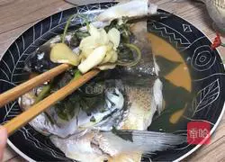 Illustration of how to make steamed fish head with perilla 11