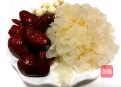 Illustration of how to make red dates, white fungus and lotus seed soup 1