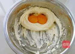 Illustration of how to make golden coconut balls 3