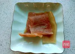 Illustration of how to make cold pork rind rolls 3