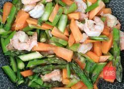 Illustration of how to cook asparagus, carrots and shrimps 8