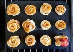 Rose Apple Pie Recipe Illustration 13