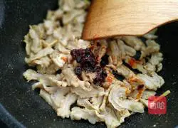 Illustration of how to make spicy stir-fried large intestine 6