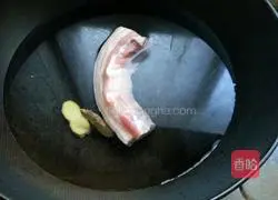 Illustration of how to cook twice-cooked pork with green pepper 1