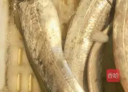 Illustration of braised hairtail fish 1