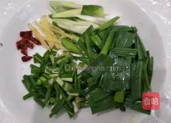 Illustration of how to stir-fry pork belly with winter bamboo shoots, pickled cabbage 4