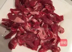 Illustration of how to make cumin-stirred shredded beef 1