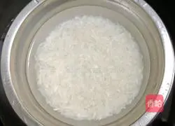 Illustration of how to make steamed meatballs with rice and quail eggs 1