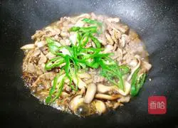  Illustration of how to stir-fry pork loin with mushroom slices 16