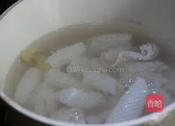 Illustration of how to make spicy squid flowers 4