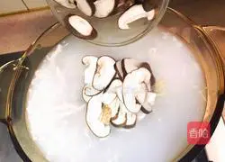Cantonese-style mushroom and lean meat porridge recipe 12