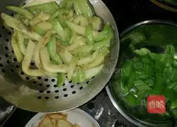 Illustration of how to make three fresh vegetables 6