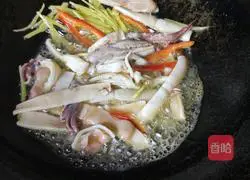 Illustration of how to make fried squid with snow peas 3