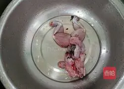 Illustration of how to make spicy stir-fried bullfrog 1