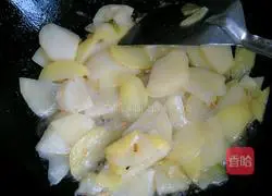 Illustration of how to make stir-fried ground and three delicacies 6