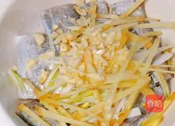 If you want to cook hairtail well, you must have a unique marinating secret recipe.The best way to eat hairtail is to make crispy hairtail.Illustration 6