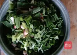 Illustration of how to make fried eggs with garlic sprouts 2