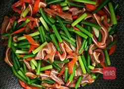 Illustration of how to stir-fry five-spice pig ears with garlic moss 6