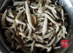 Illustration of making sauce-flavored beer duck 2