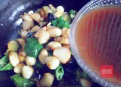 Illustration of how to make stir-fried quail eggs and three delicacies 15