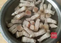 Illustration of how to make cabbage and pork stewed vermicelli 3