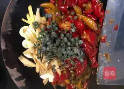 Illustration of how to make pickled pepper and hairtail fish 9