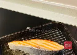 Healthy low-fat pan-fried salmon fillet illustration 5