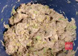 Illustration of how to make steamed parsley and lotus root meatballs 7