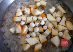 Illustration of how to make pumpkin, white fungus and lotus seed soup 3