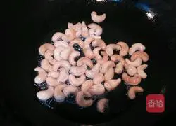 Illustration of how to make cashew nut shrimp 5